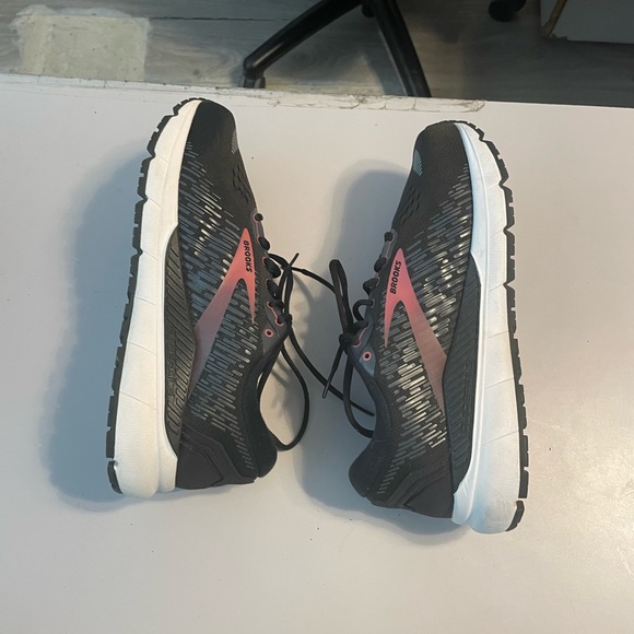 Brooks sneakers. Gender neutral. Never worn 9 1/2 2E. Black with pink - Picture 7 of 7